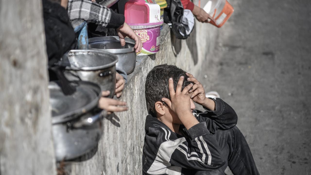 Gazze'de bir çocuk daha 'açlıktan' öldü