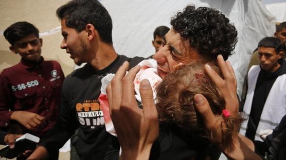 Soykırımcı İsrail Gazze'de ev ve cami vurdu: Çok sayıda Filistinli hayatını kaybetti