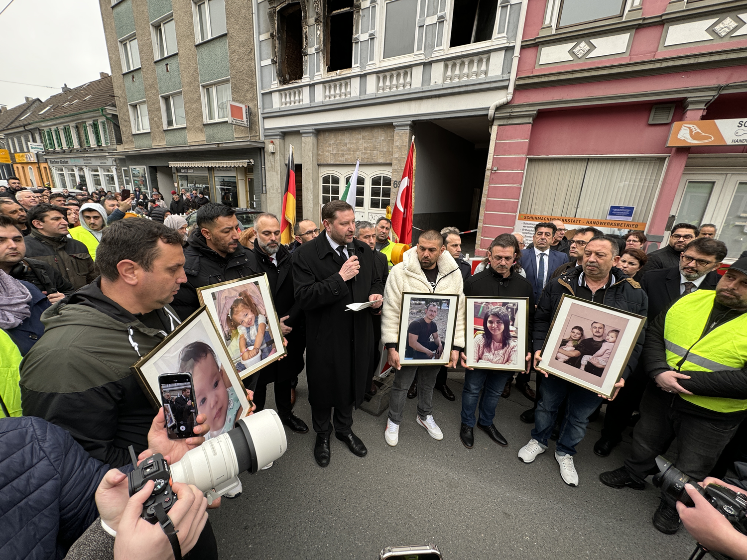 Almanya'da kundaklama sonucu çıkan yangında ölenler için yürüyüş ve anma töreni düzenlendi