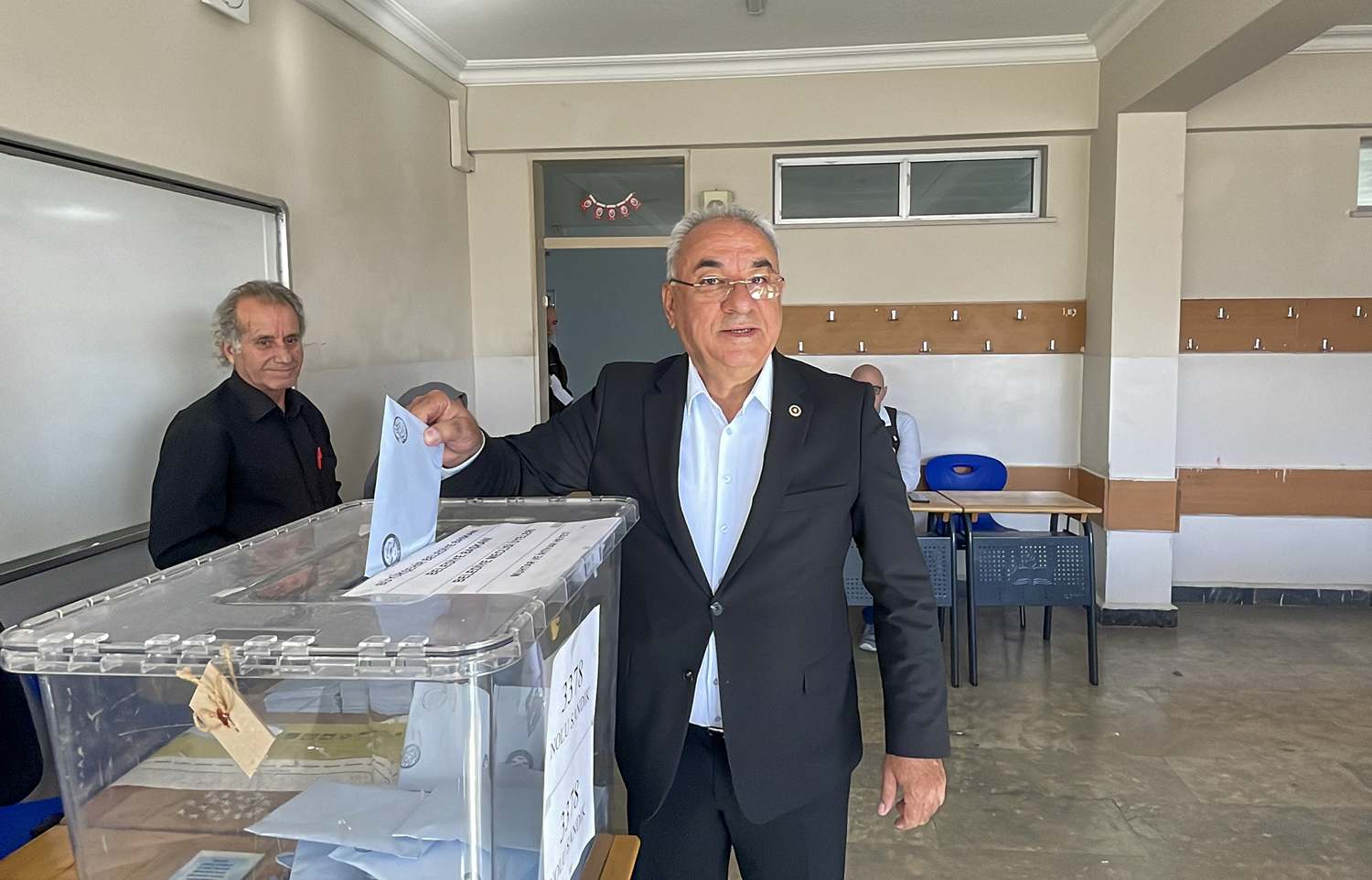 DSP Genel Başkanı Önder Aksakal, oyunu Üsküdar'da kullandı