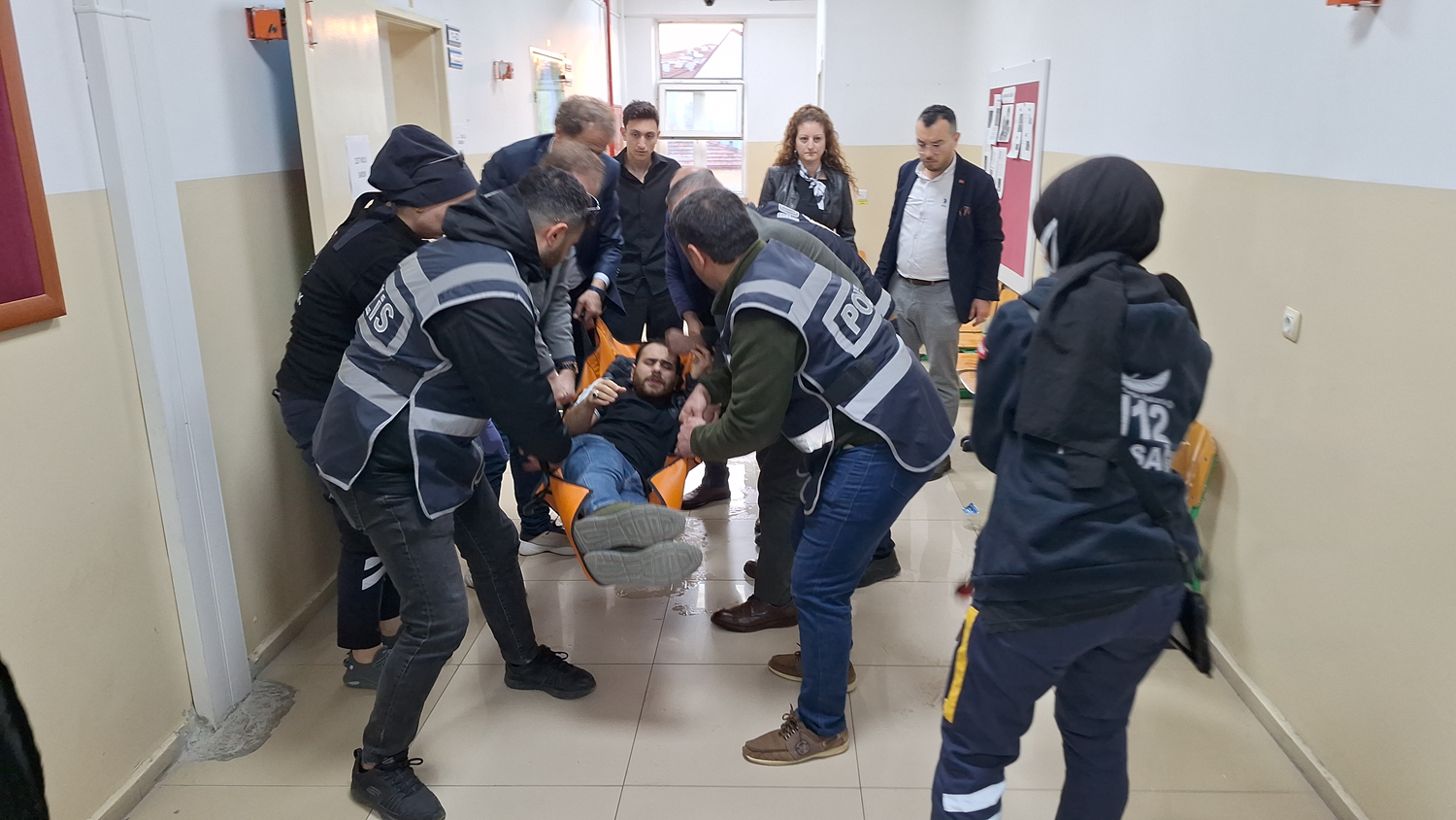 Samsun'da epilepsi krizi geçiren sandık görevlisi hastaneye kaldırıldı