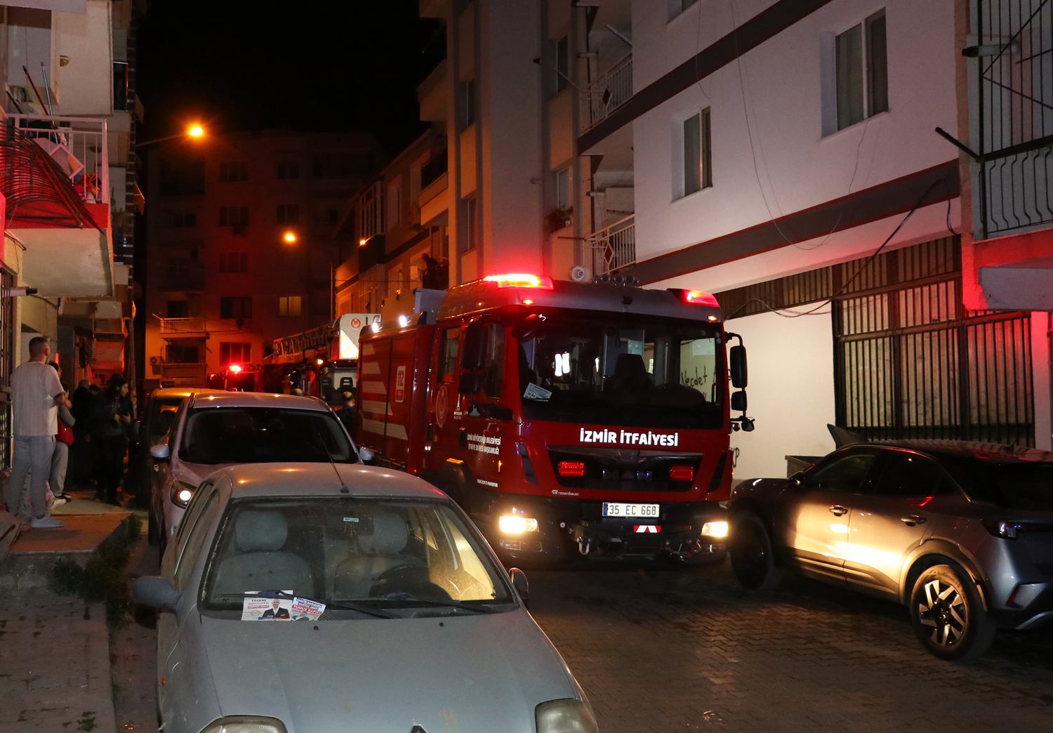 İzmir'de korkutan yangın! Ölü ve yaralılar var