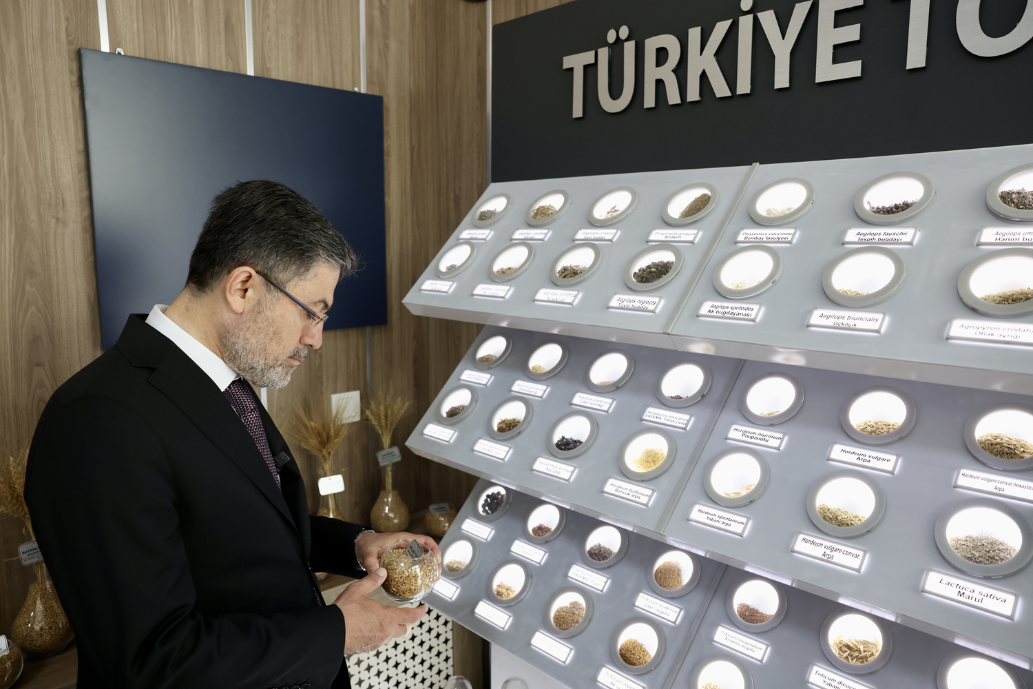 Bakan Yumaklı, Türkiye Tohum Gen Bankası'nda incelemelerde bulundu