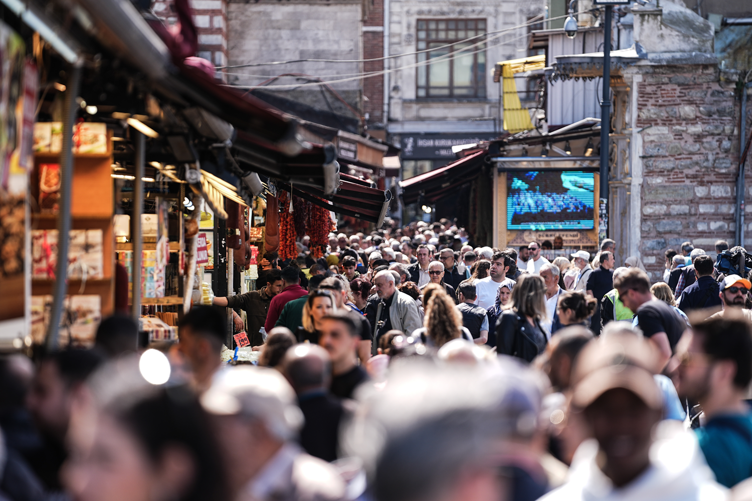 Eminönü'nde bayram alışverişi yoğunluğu yaşanıyor