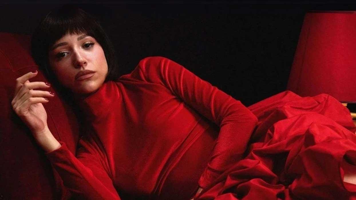 Muud'da Zeynep Bastık'ın ''Lan'' şarkısı birinci sıraya yerleşti