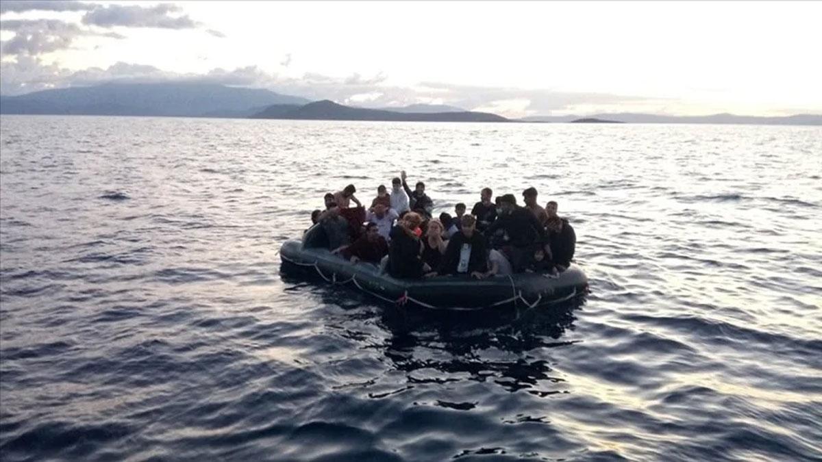 İzmir açıklarında 12 düzensiz göçmen yakalandı