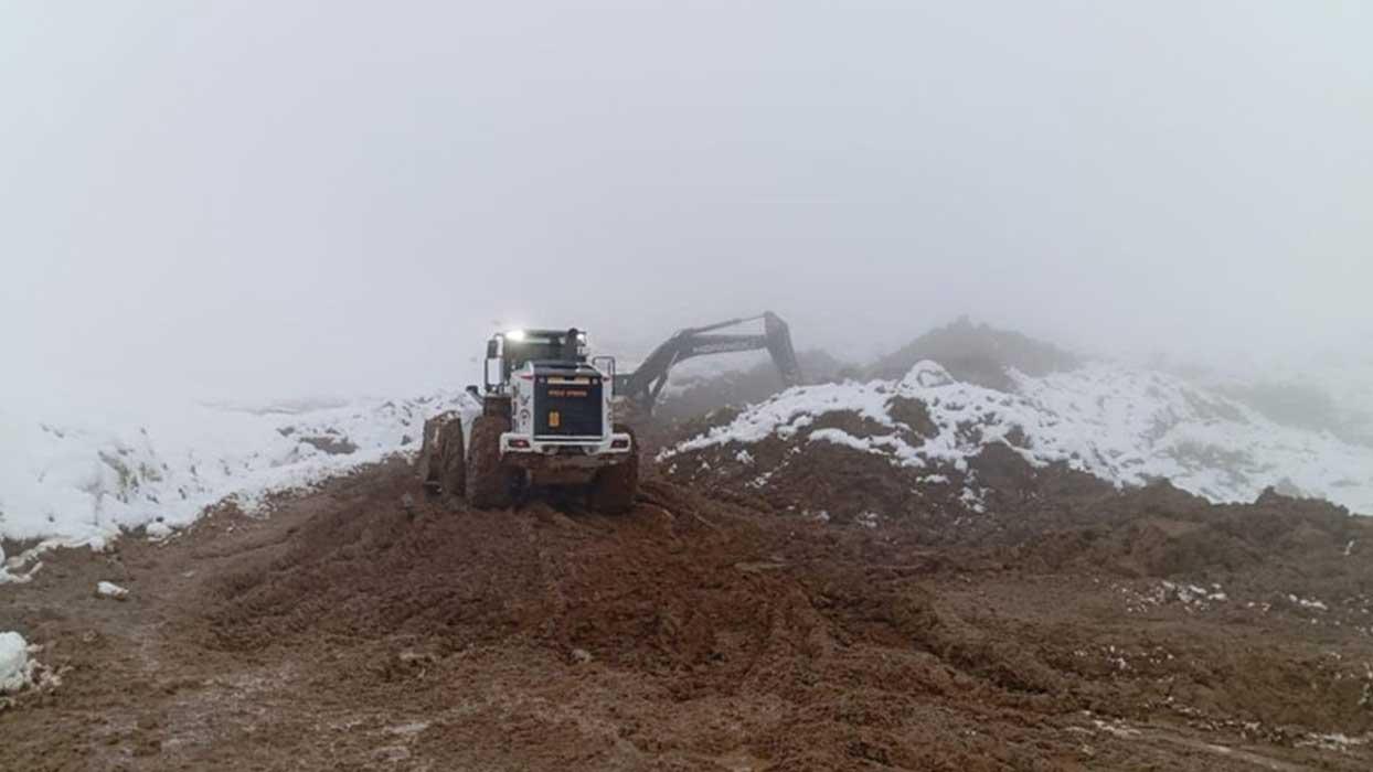 Hakkari'de heyelan meydana gelen köy yolu açıldı