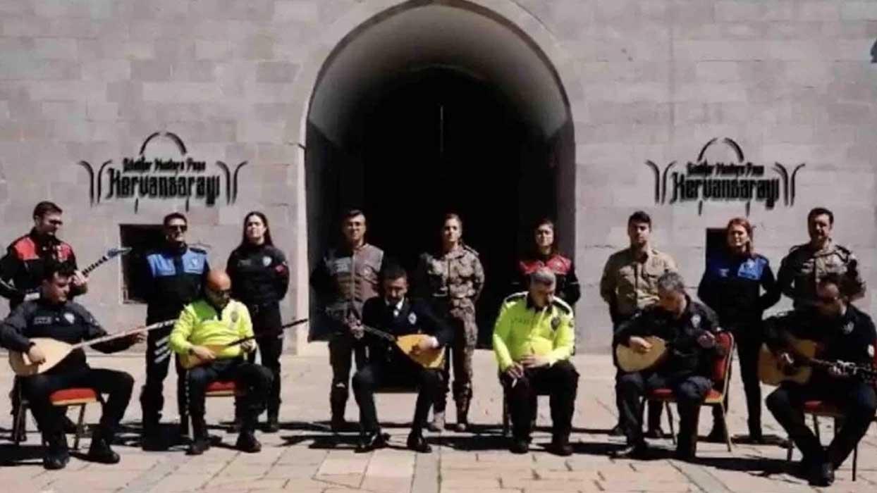 Malatya İl Emniyet Müdürlüğü personeli "Uyan sunam" türküsünü seslendirdi