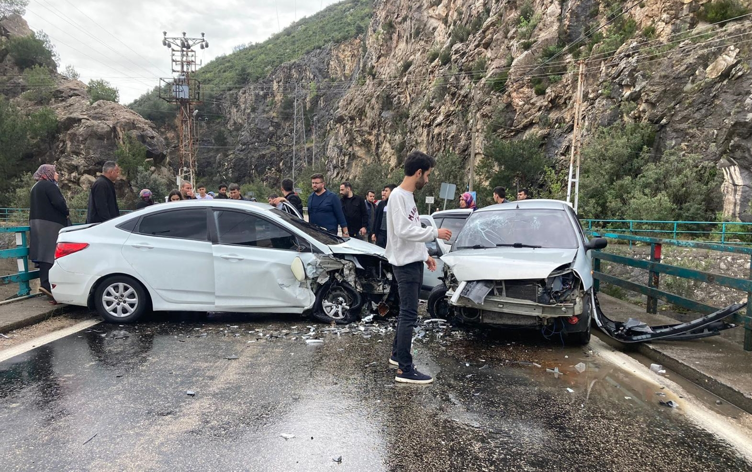 Adana'da 2 otomobilin çarpıştığı kazada 6 kişi yaralandı