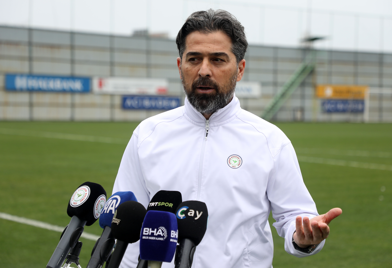 Teknik direktör İlhan Palut, Çaykur Rizespor'da göreve devam edecek şekilde çalışıyor