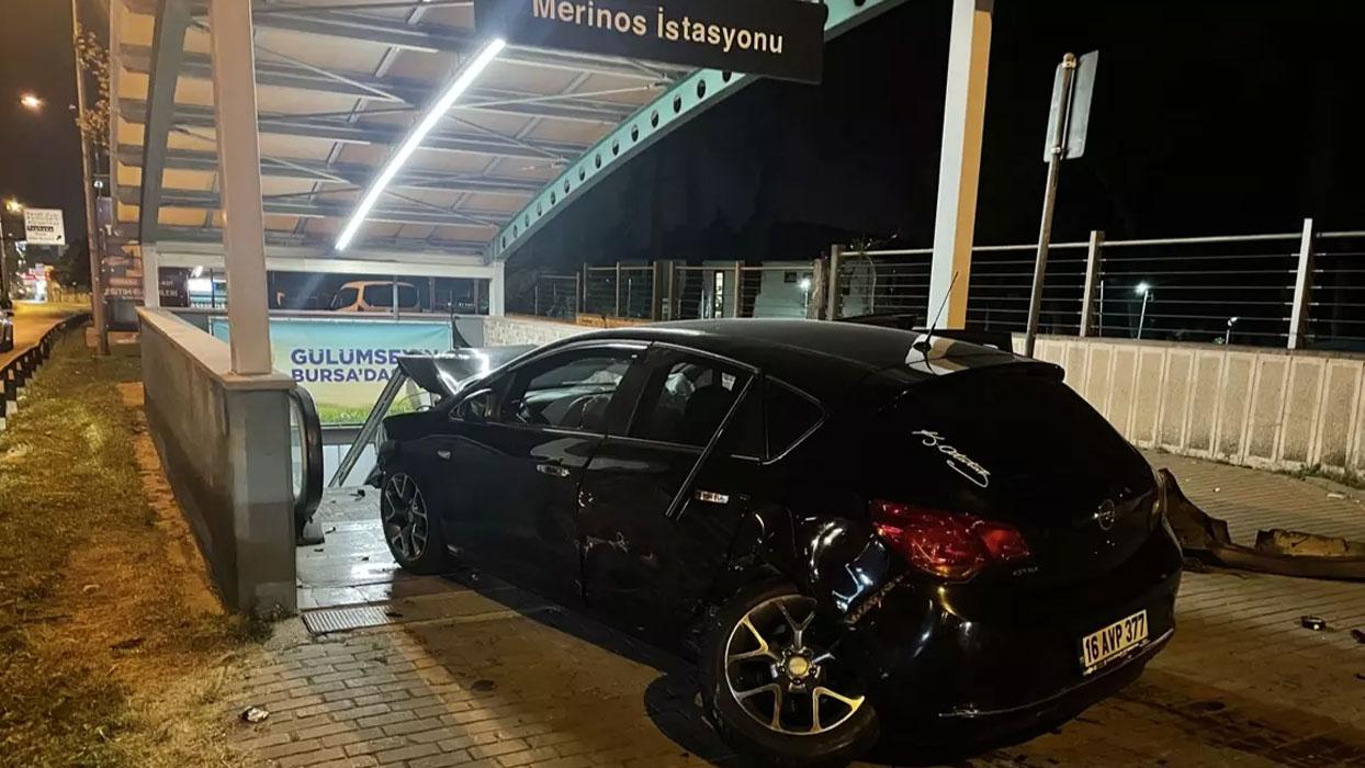 İki araç çarpıştı! Kazada savrulan otomobil Bursaray istasyonuna daldı