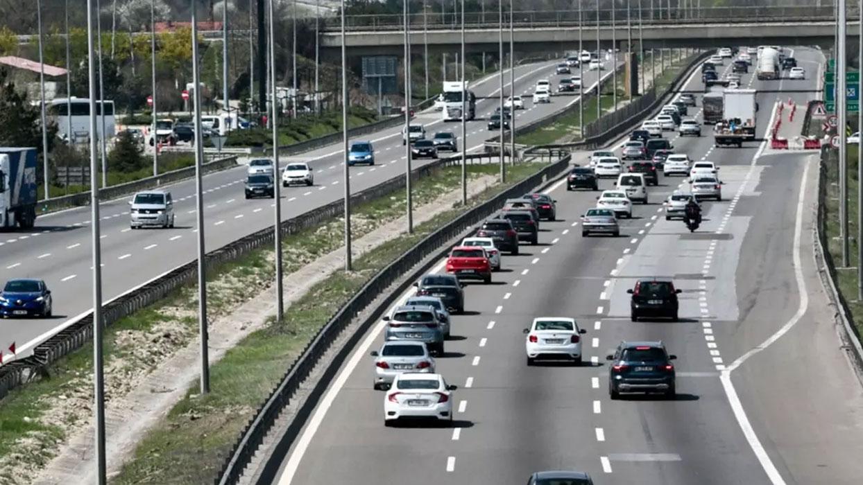 Anadolu Otoyolu'nun Bolu kesiminde bayram tatili dönüş trafiği akıcı yoğun seyrediyor