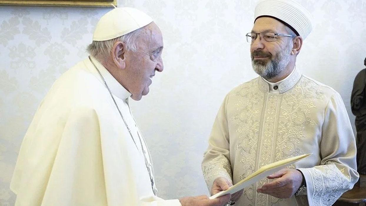 Papa Franciscus'tan Cumhurbaşkanı Erdoğan'a dünya barışına yaptıkları için teşekkür