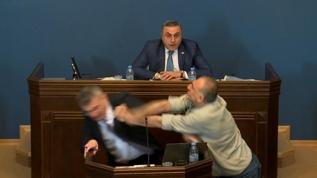 Gürcistan Parlamentosu'nda kavga!