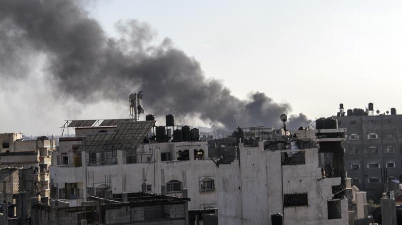 Soykırımcı İsrail ordusu Gazze'de ev ve cami bombaladı: Çok sayıda ölü ve yaralı var 