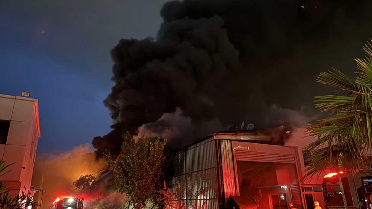 İzmir'de fabrika yangını! Çok sayıda ekip sevk edildi