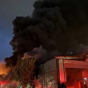 İzmir'de fabrika yangını! Çok sayıda ekip sevk edildi