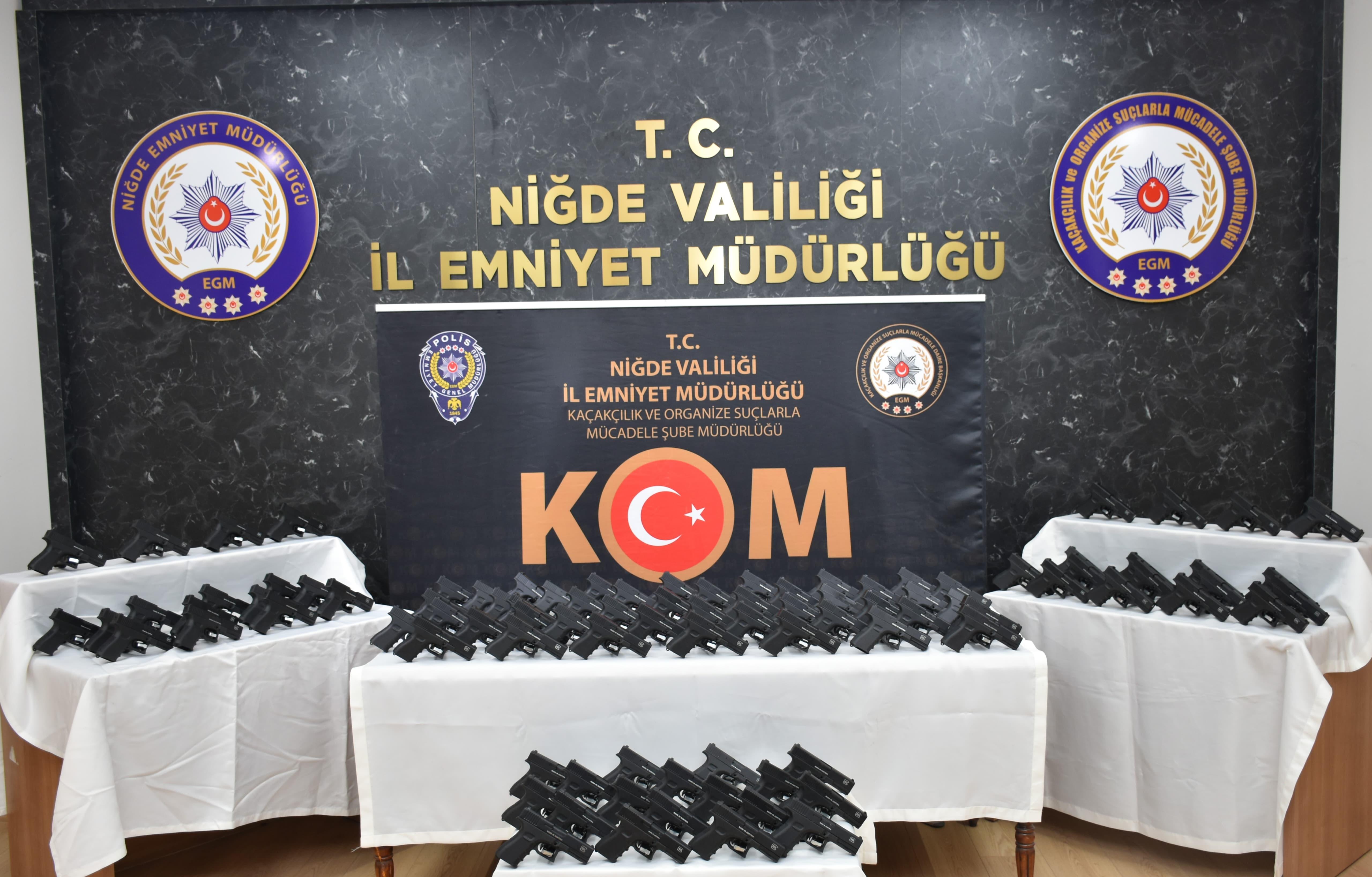 Niğde'de bir kamyonda ruhsatsız 99 tabanca ele geçirildi
