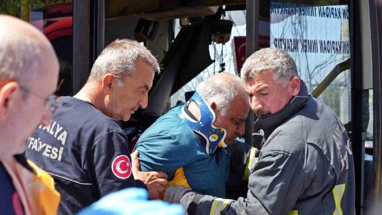 Halk otobüsü kırmızı ışıkta bekleyen araçlara daldı: 7 araç birbirine girdi, 8 yaralı