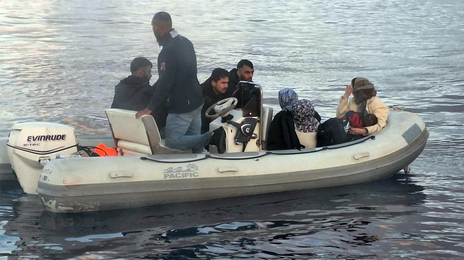 Muğla açıklarında sürüklenen bottaki 9 düzensiz göçmen kurtarıldı