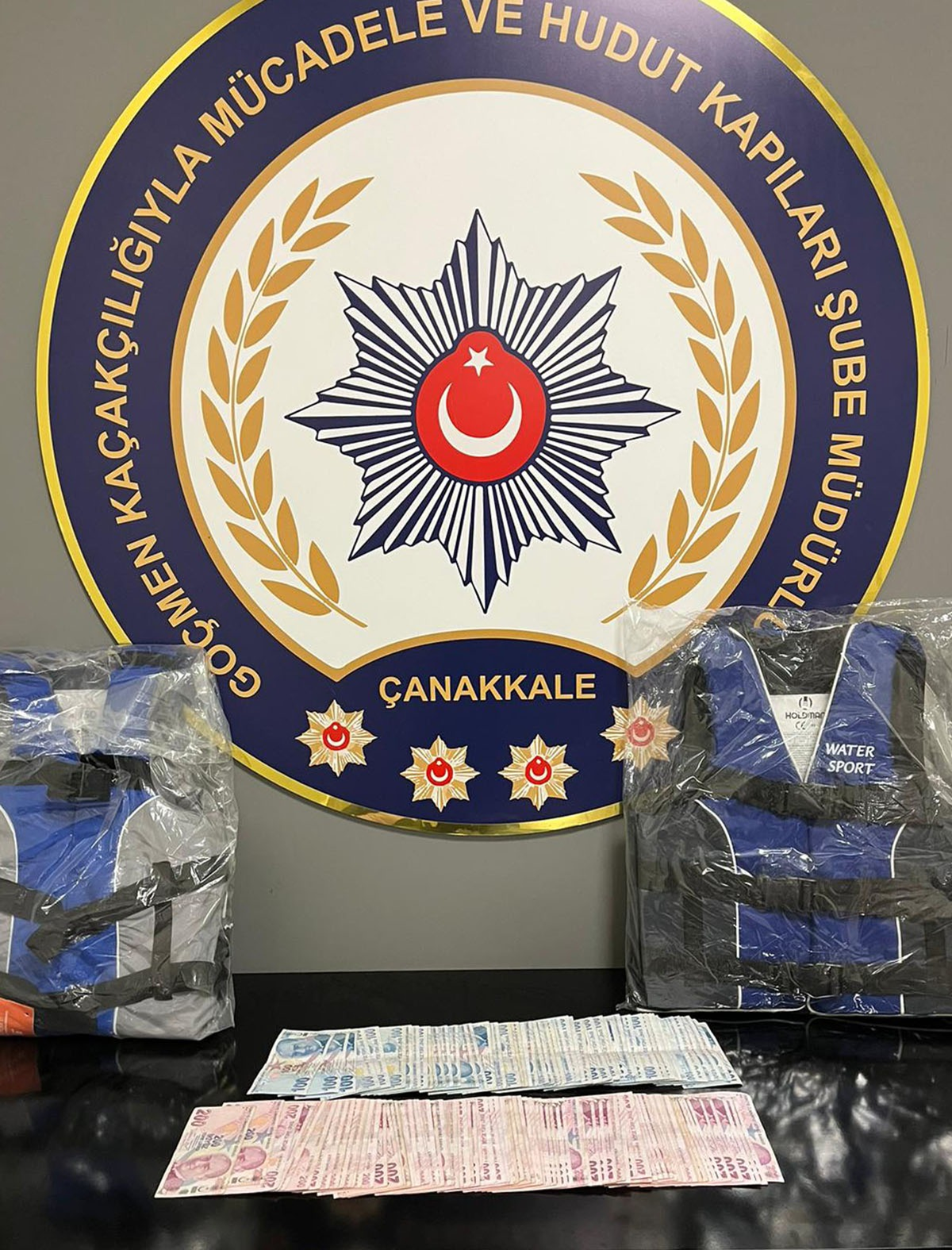 Çanakkale'de 43 düzensiz göçmen ve 4 göçmen kaçakçılığı şüphelisi yakalandı