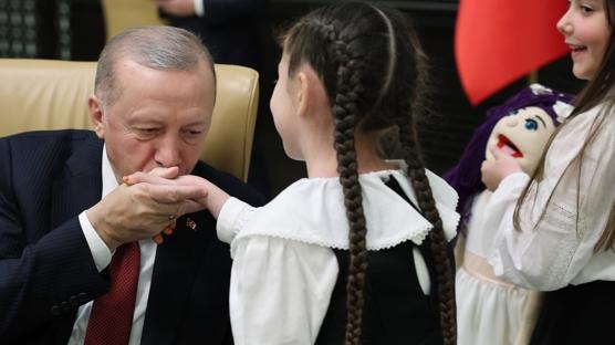 Cumhurbaşkanı Erdoğan, Bakan Tekin ve beraberindeki çocukları kabul etti 