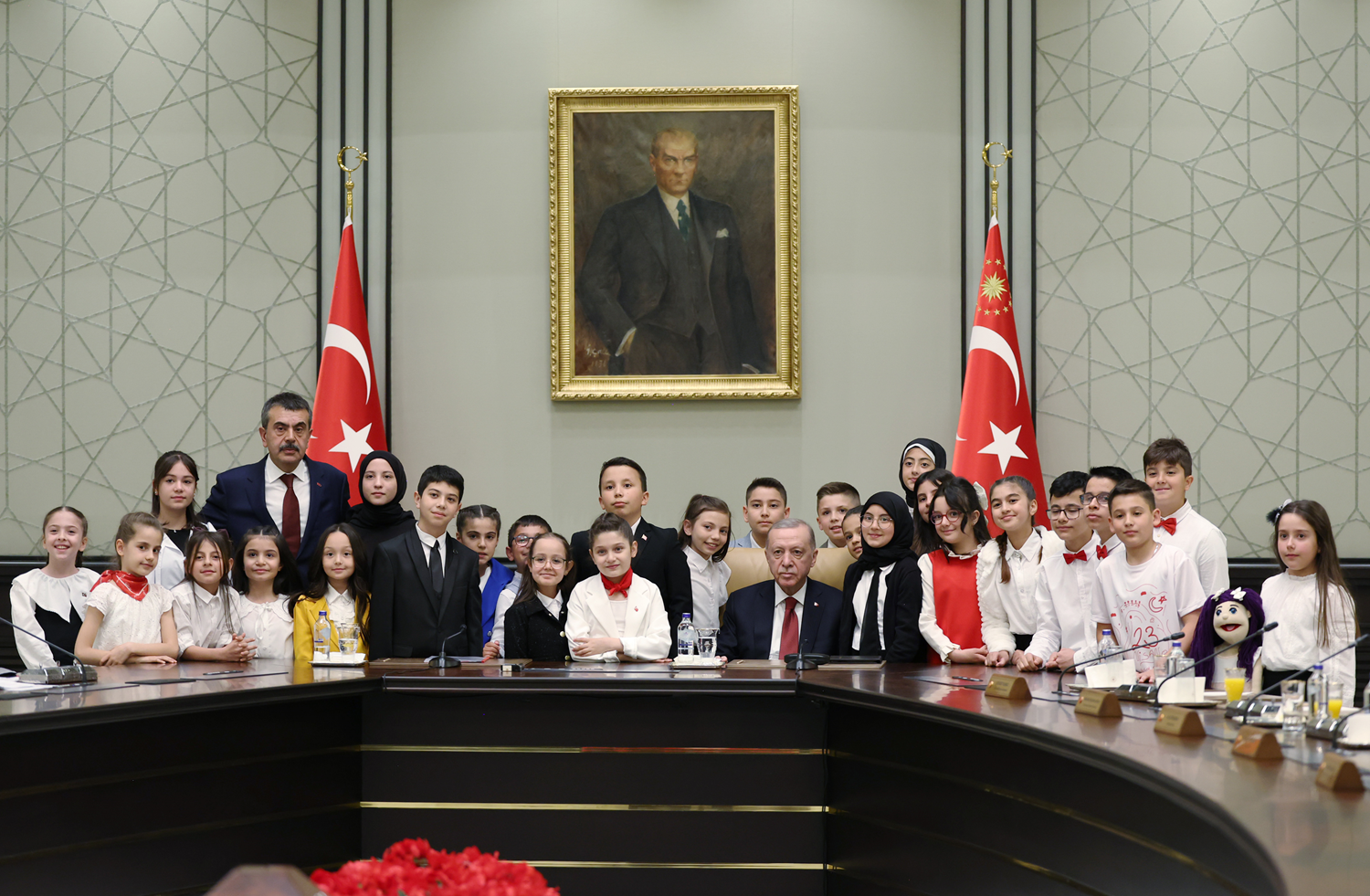 Külliye'de 23 Nisan coşkusu: Bakan Erdoğan çocuklar ile bir araya geldi 