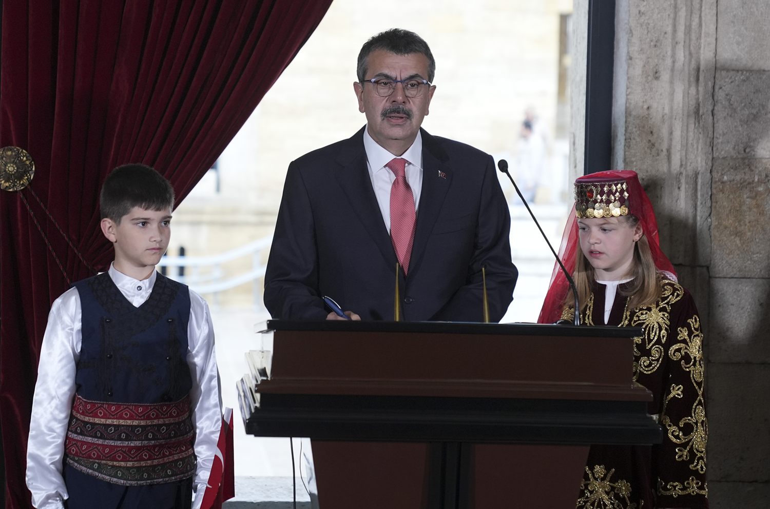 Türkiye'de 23 Nisan coşkusu: Bakan Tekin çocuklarla Anıtkabir'i ziyaret etti