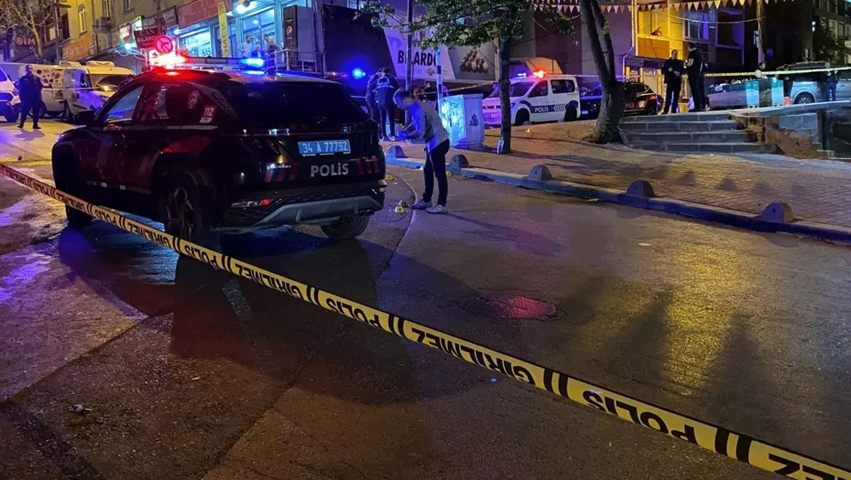 Küçükçekmece'de kaldırımda oturanlara silahlı saldırı: 2 yaralı