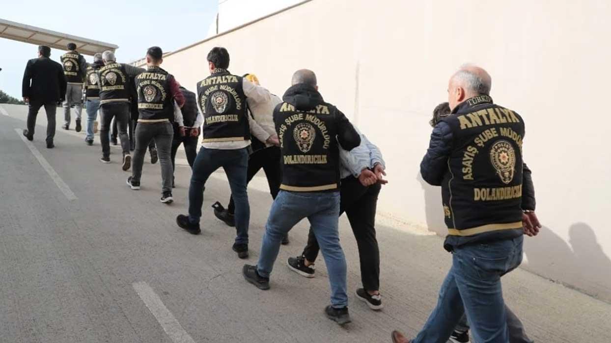 Antalya'da dolandırıcılık operasyonunda yakalanan 2 zanlı tutuklandı