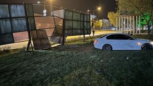 Erzurum'da reklam panosuna çarpan otomobildeki bir kişi yaralandı