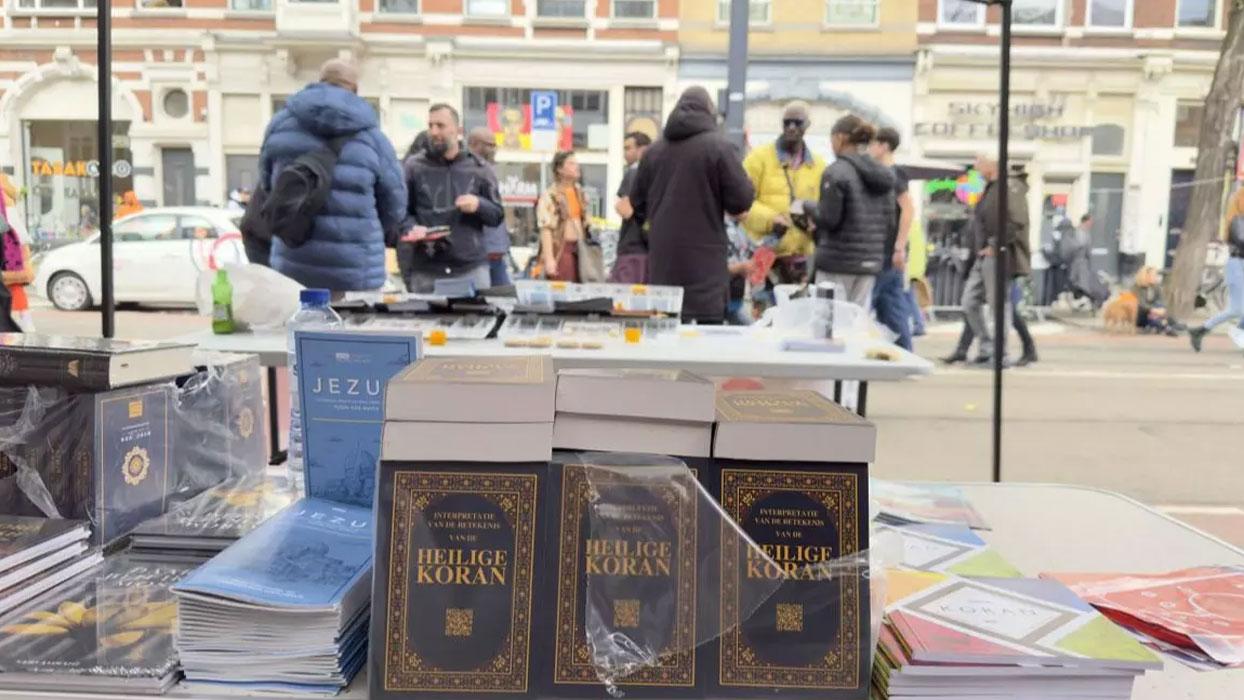 Hollanda'da 'İslam'a Davet' Kur'an-ı Kerim dağıtıldı