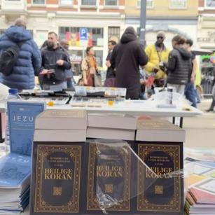 Hollanda'da 'İslam'a Davet' Kur'an-ı Kerim dağıtıldı