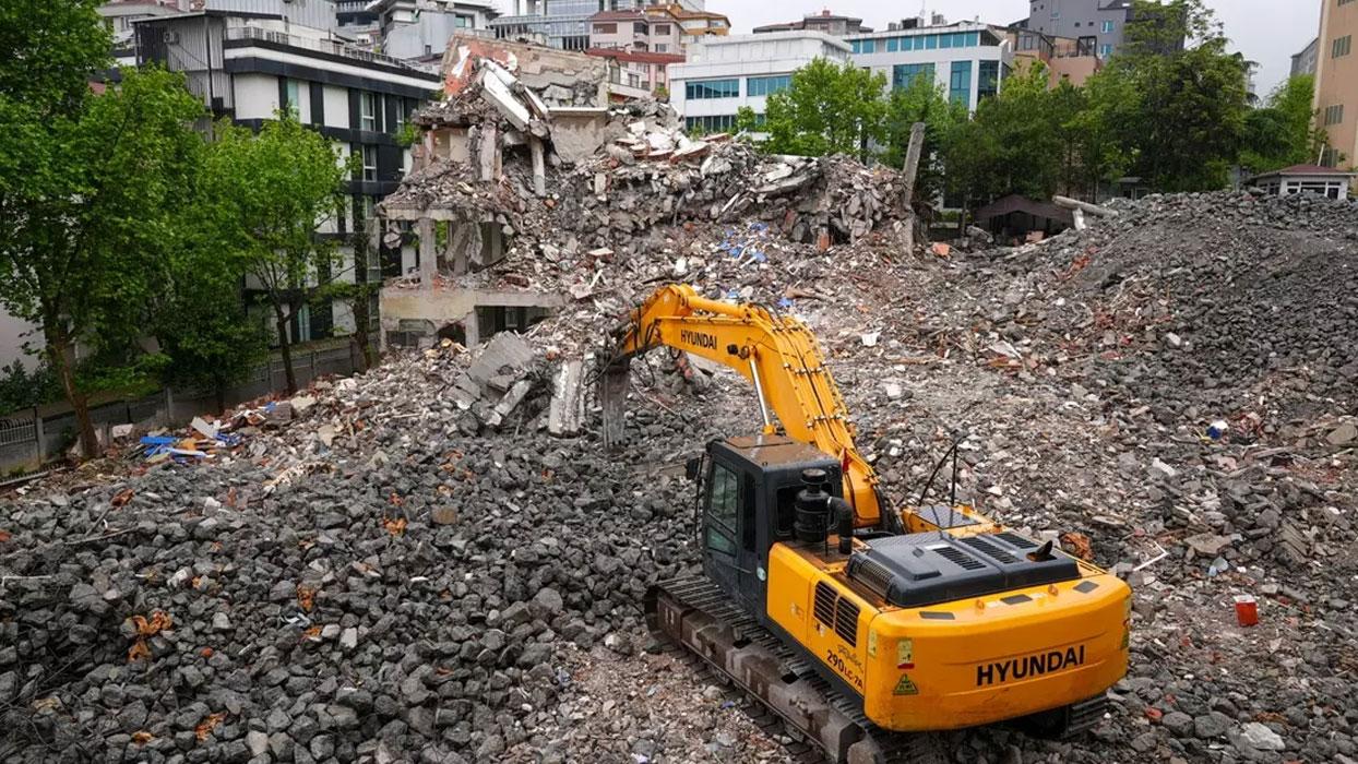 İstanbul Emniyet Müdürlüğünün yarım asırlık 'birinci şube' binası yıkılıyor