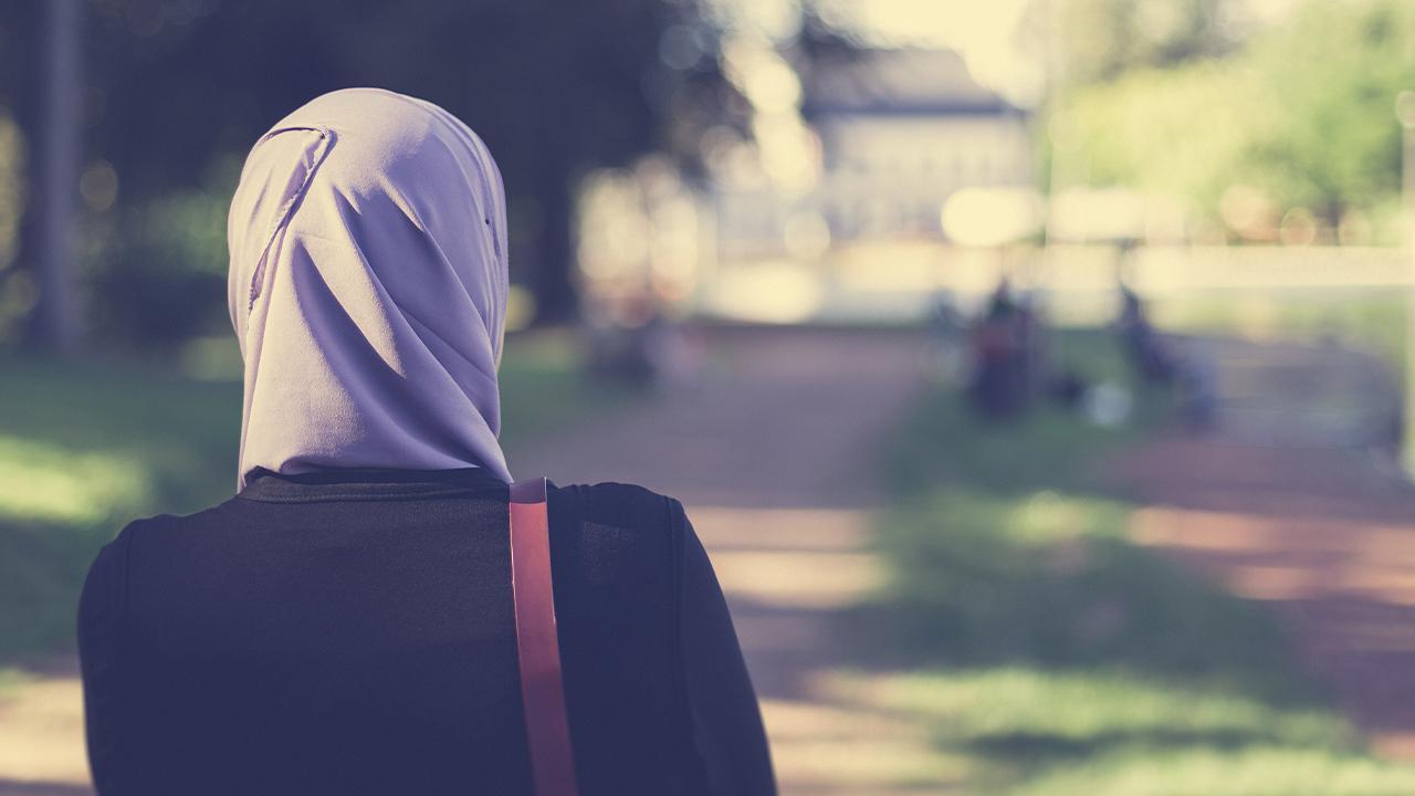 Almanya'da ırkçı saldırı! Başörtülerini çıkarttılar