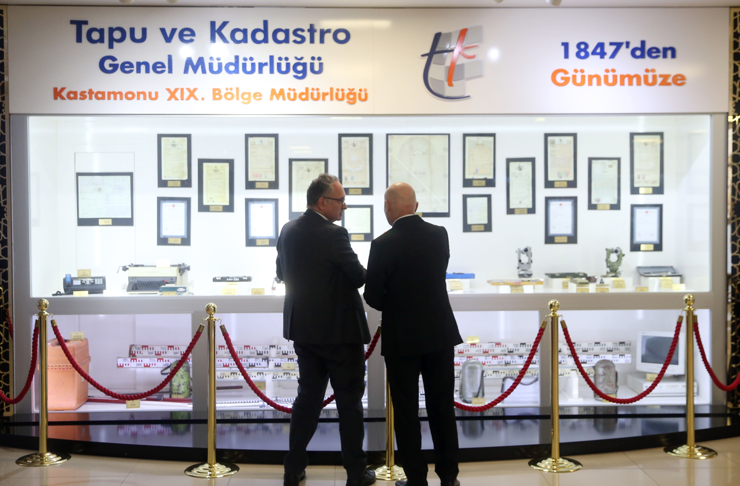 Tapu işlemleri için gelenler sergi salonunda geçmişe gidiyor
