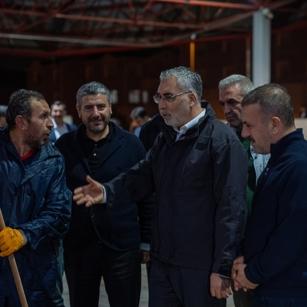 Bakan Işıkhan, 1 Mayıs'ı işçilerle karşıladı: Alın terlerini sildi
