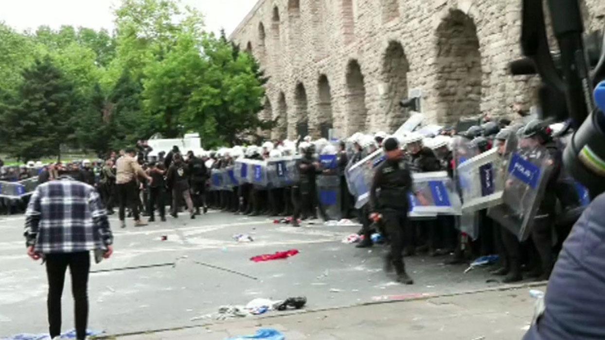 Taksim ısrarı gerginliğe yol açtı! Yasağa rağmen yürümek isteyen grup polise saldırdı 