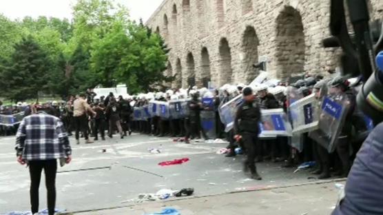 Taksim ısrarı gerginliğe yol açtı! Yasağa rağmen yürümek isteyen grup polise saldırdı 
