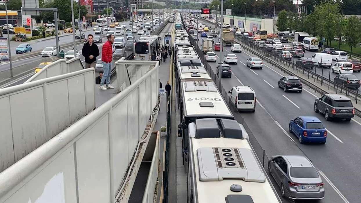 İstanbul'da metrobüs arızalandı, uzun araç kuyruğu oluştu