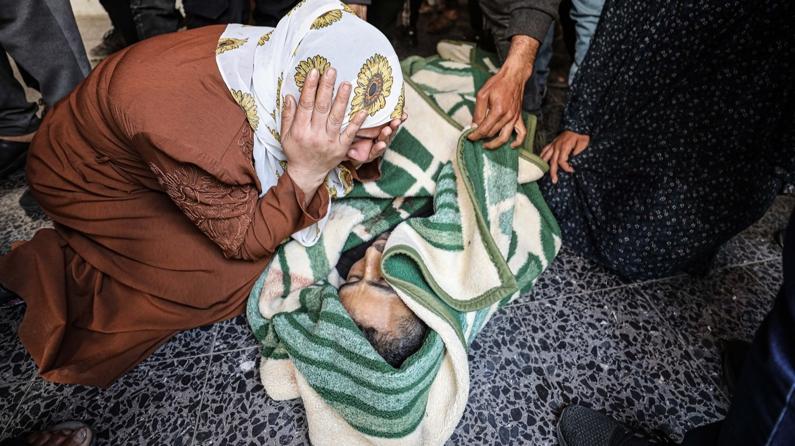 Soykırımcı İsrail'den Gazze Şeridi'ne hava saldırısı: Çok sayıda Filistinli hayatını kaybetti