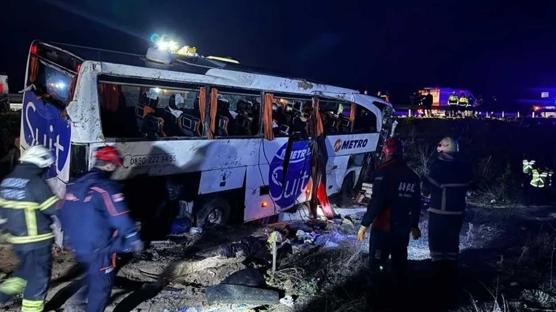 Aksaray'da feci kaza! Yolcu otobüsü şarampole devrildi