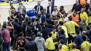 Fenerbahçe Beko maçının ardından oyuncular arasında büyük kavga! Taraftar sahaya girdi 