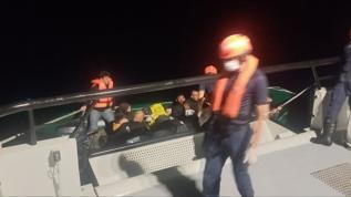 İzmir açıklarındaki botta 14'ü çocuk 29 düzensiz göçmen yakalandı