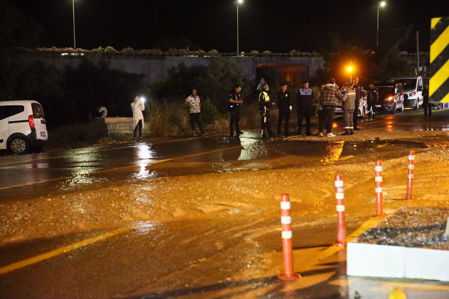 Bodrum'da su hattı patladı! Yol trafiğe kapatıldı