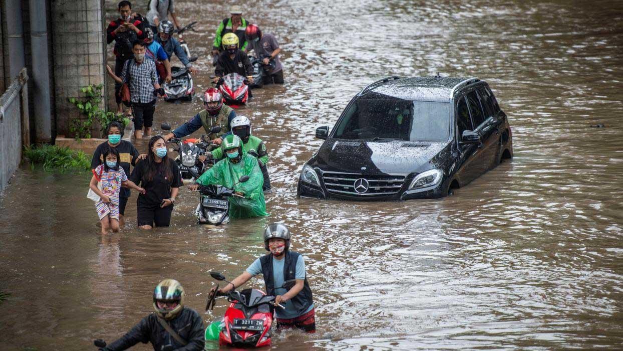 Endonezya'da sel ve toprak kayması: 15 ölü