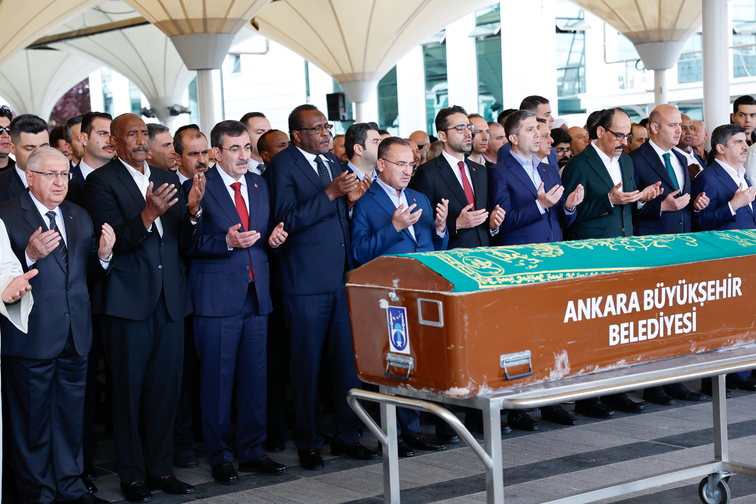 Sudan Egemenlik Konseyi Başkanı Burhan'ın oğlunun cenazesi Karşıyaka Mezarlığı'nda toprağa verildi