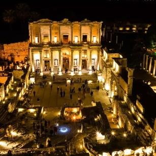 İzmir'de 'gece müzeciliği' tanıtım toplantısının ardından vatandaşlar antik kenti gezdi 