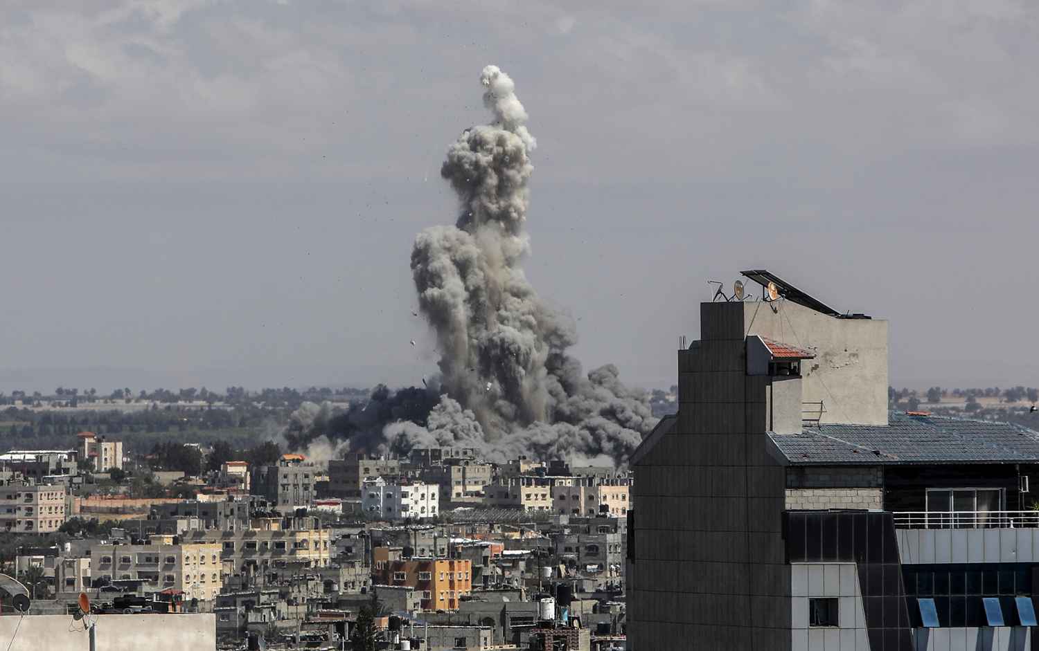 İsrail ateşkes dinlemedi! Refah'ta 50'den fazla yeri havadan bombaladı 