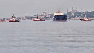 İstanbul Boğazı'nda hareketli anlar! Yük gemisi karaya oturdu, trafik askıya alındı